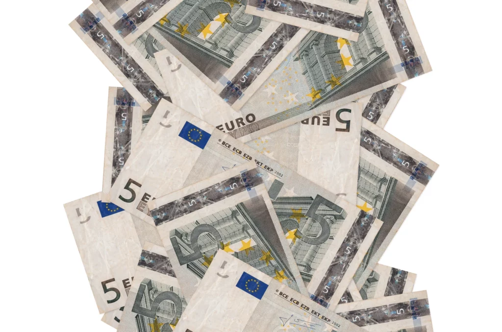 5-Euro-Scheine als Teil der 5 Euro Challenge zum spielerischen Sparen und Investieren