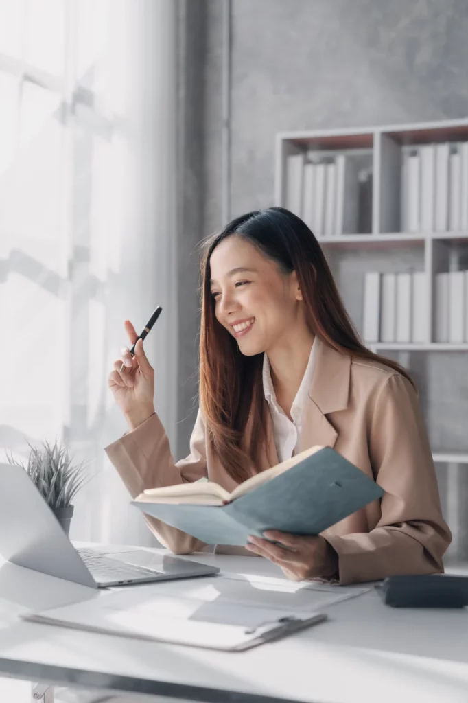 Frau plant Ausgaben mit Haushaltsbuch – finanzielle Klarheit schaffen